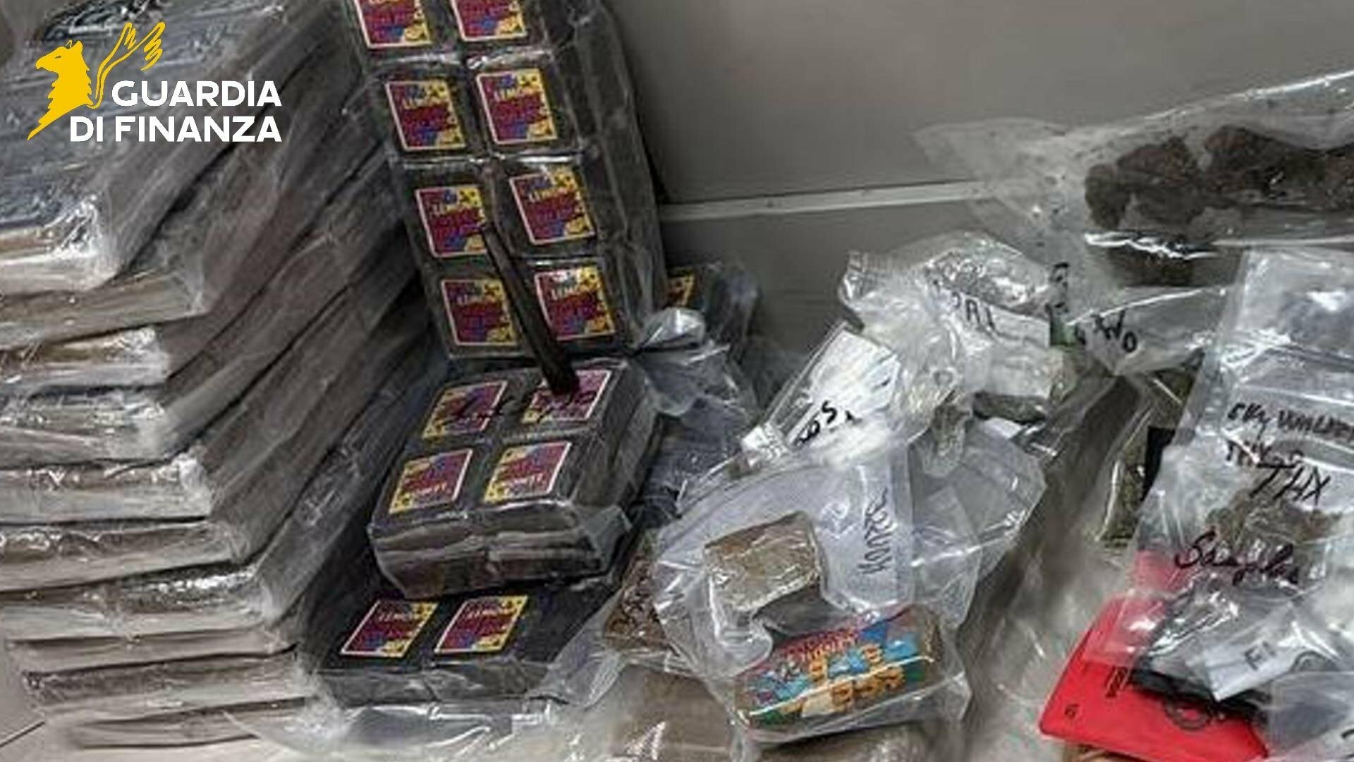Bloccato mentre ritira un pacco: dentro c'erano 10 chili di hashish