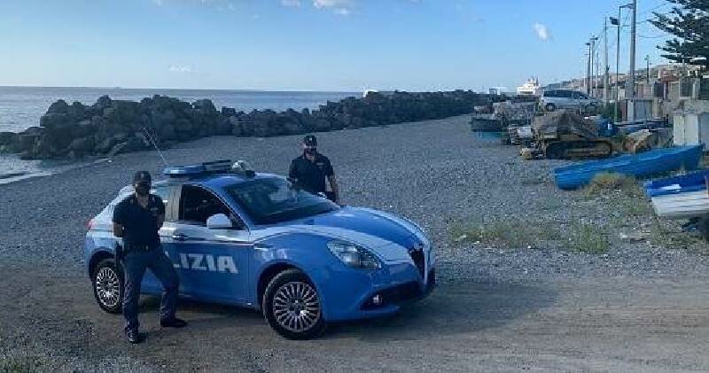 Messina: 4 donne e un uomo tentano di rubare una barca