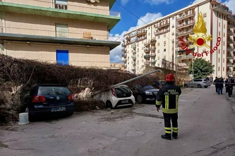 Crolla un muro, salvato carabiniere sotto le macerie Crolla un muro, salvato carabiniere sotto le macerie