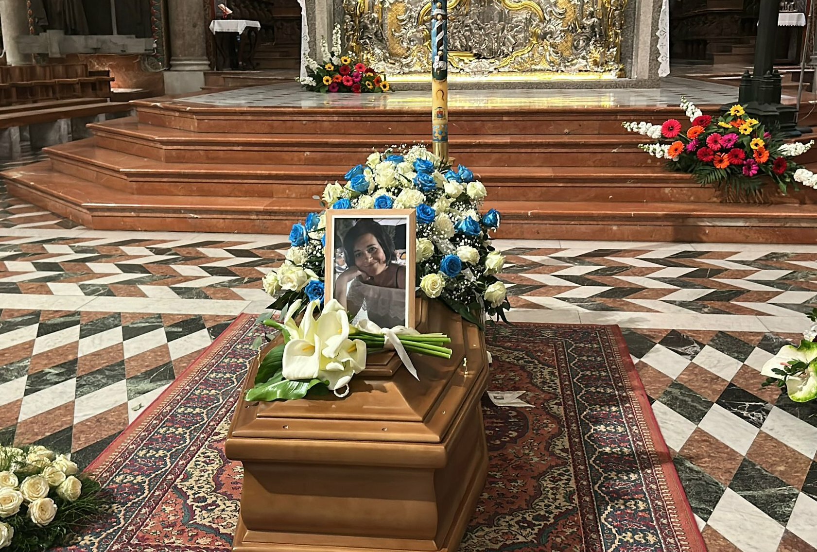 Cattedrale gremita per l'ultimo saluto a Daniela