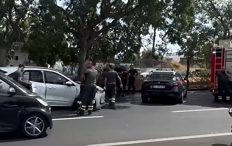 Il guidatore tira dritto, autoscontro con i carabinieri alla circonvallazione