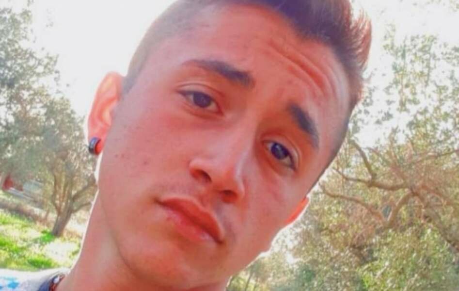 Falcia una donna con la moto, cade e muore