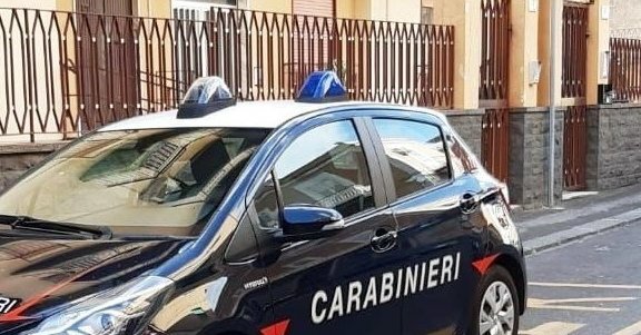 Fa la spesa senza pagare, cassiera la fa arrestare
