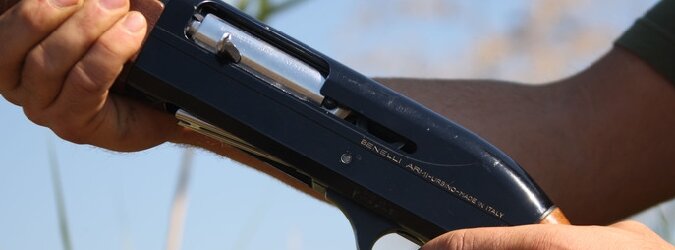 Spara dal balcone di casa: denunciato anziano Spara dal balcone di casa: denunciato anziano