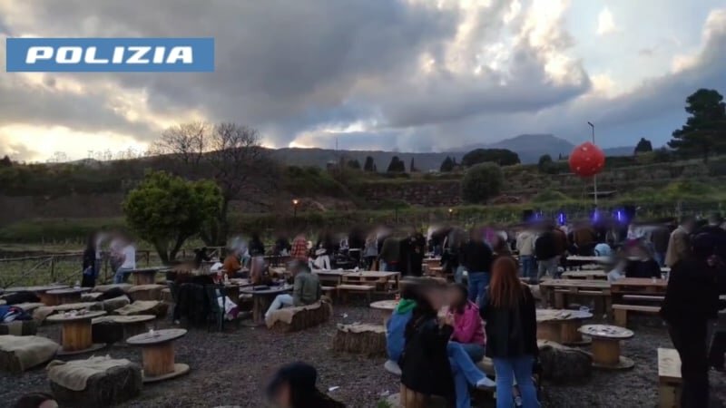 Discoteca abusiva nel vigneto sull'Etna Discoteca abusiva nel vigneto sull'Etna