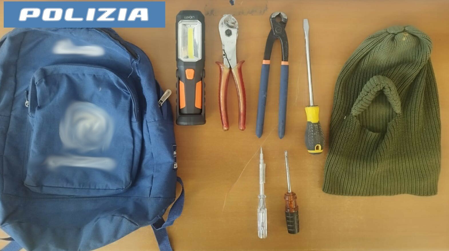 Catania: in garage per rubare la moto, presi