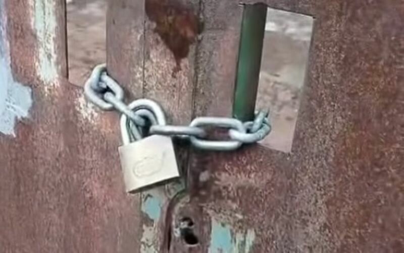 Colla nei lucchetti del campo sportivo durante i lavori
