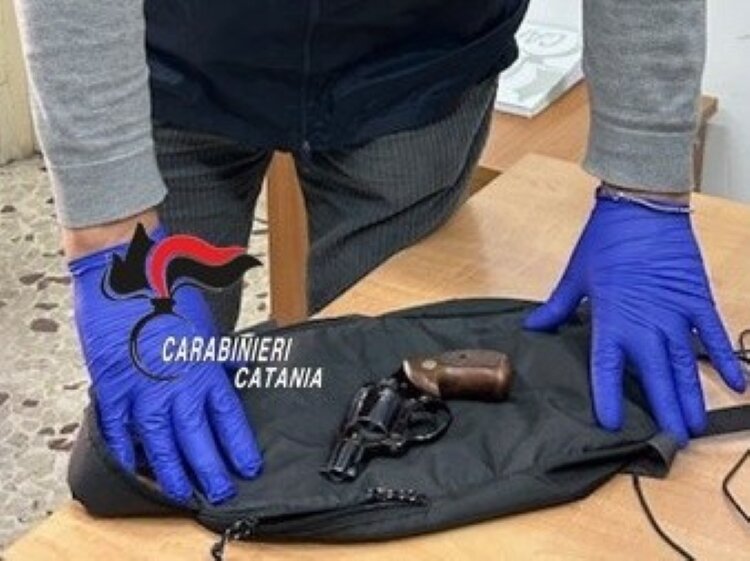 Nella busta non c'&egrave; la spesa, ma una pistola rubata