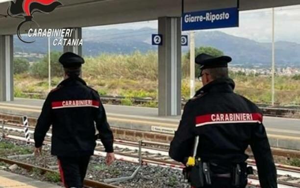 Giarre: ubriaco sui binari, che fatica per bloccarlo