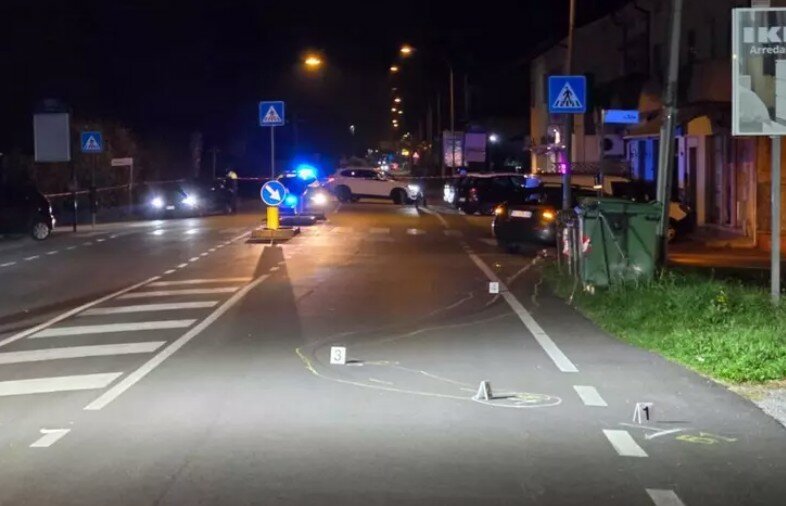 La investe e la trascina per 20 metri senza accorgersene