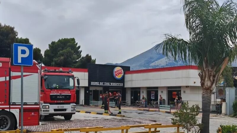 Palermo: fiamme nel fast food, ragazza intossicata
