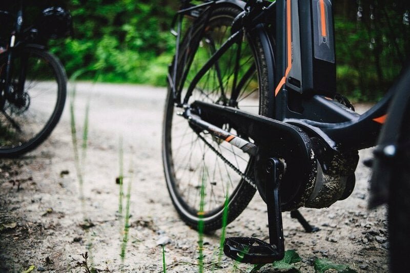 Tenta la rapina, poi desiste e scappa in bici