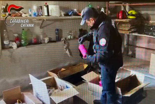 In garage 260 kg di botti pericolosi, arrestati fratelli catanesi