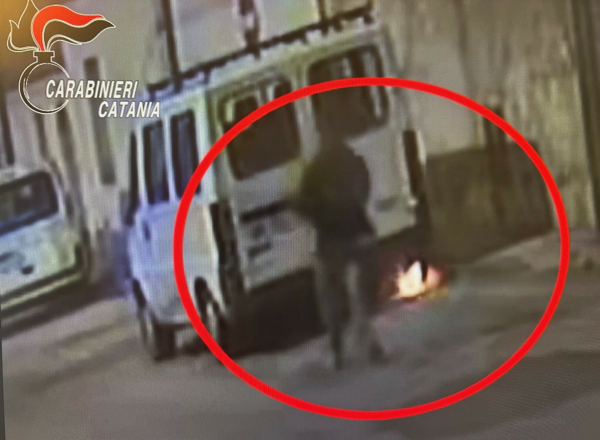 Non sopporta il furgone sotto casa e lo brucia