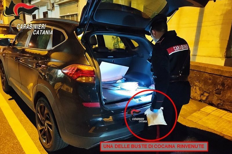 Nel negozio di bombole droga anche nell'insegna