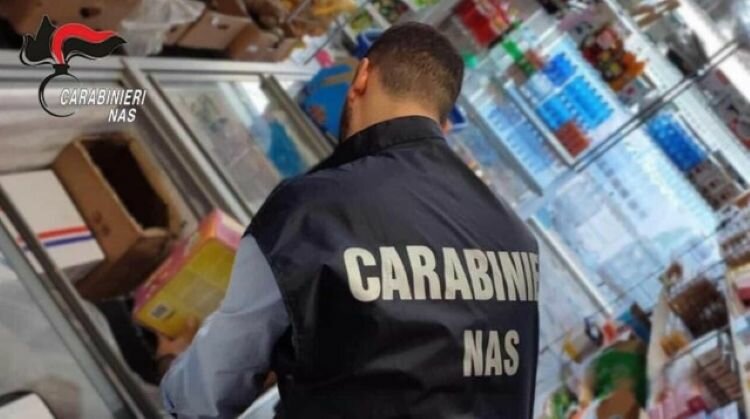 Topi morti e parassiti nella farina: chiuso supermercato a Catania