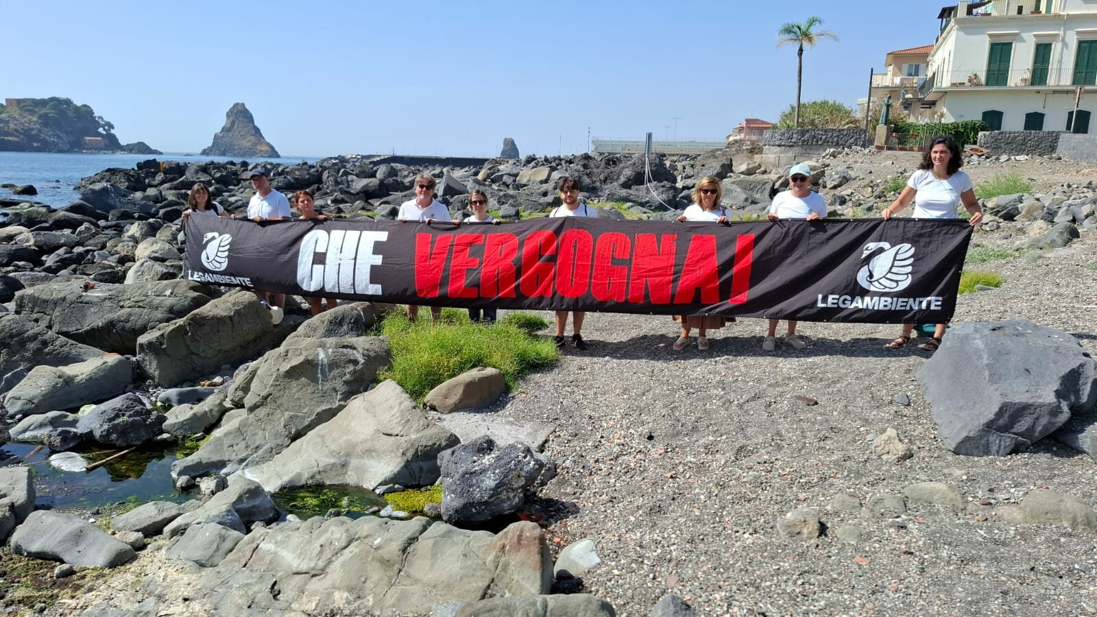 La vergogna di Aci Trezza e il 70% fuori norma: coste siciliane in alto mare