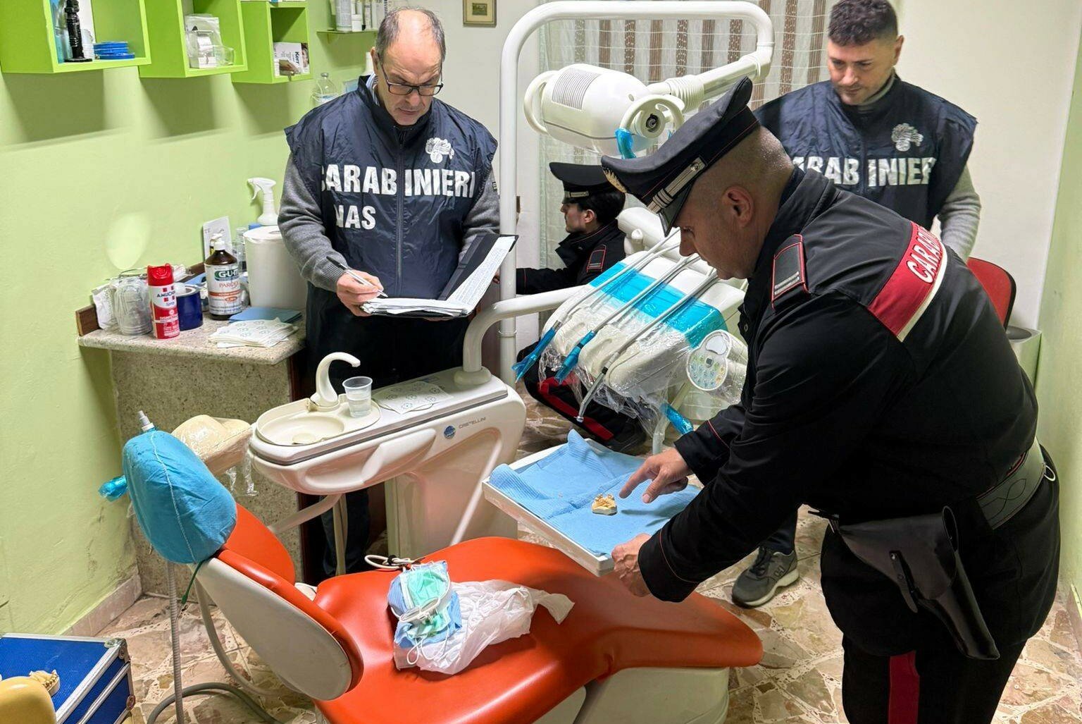 Nello studio del finto medico era tutto abusivo Nello studio del finto medico era tutto abusivo