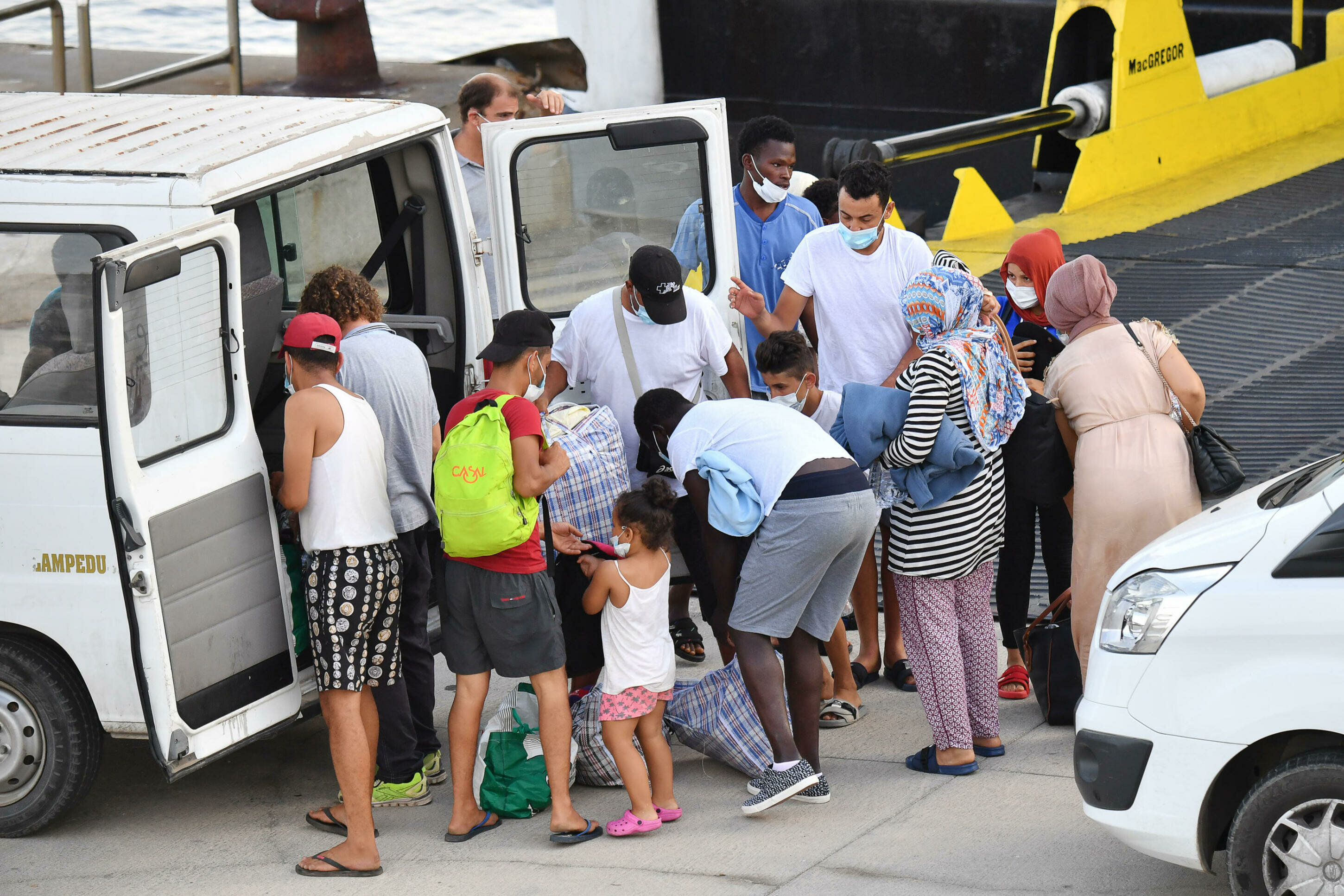 Caos a Porto Empedocle, migranti in fuga Caos a Porto Empedocle, migranti in fuga