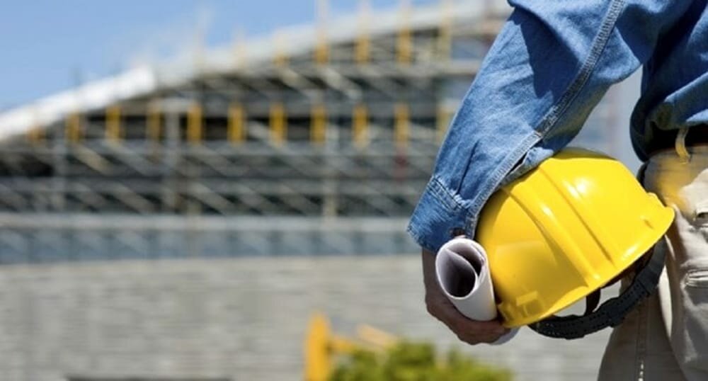 Volo di 6 metri mentre lavora su un capannone: grave operaio