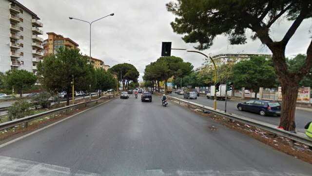 Scappa contromano alla circonvallazione, poi abbatte un portone a spallate
