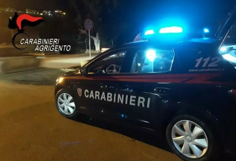 Vuole ucciderla per vendetta e le incendia la casa: preso