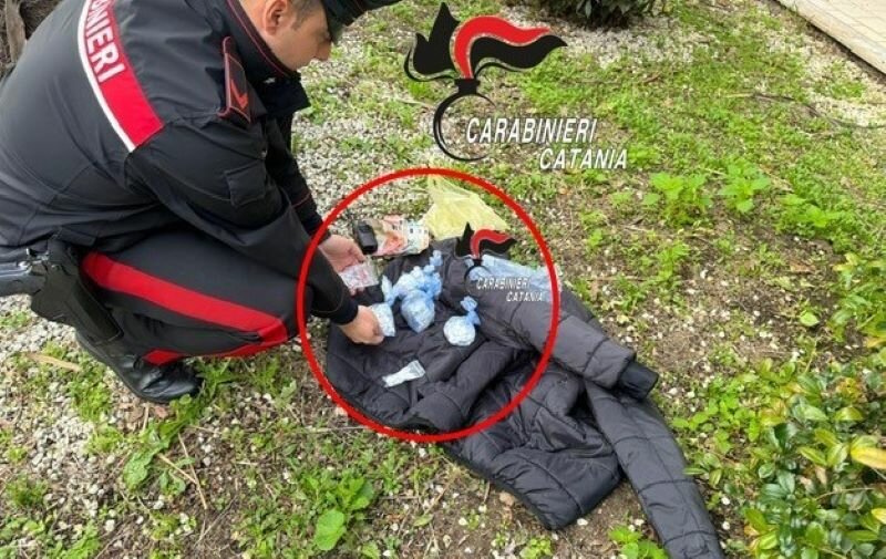 Distribuisce droga di ogni tipo all'incrocio catanese Distribuisce droga di ogni tipo all'incrocio catanese
