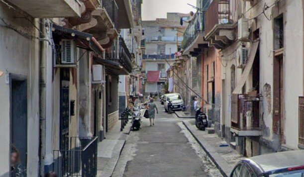 Catania: pusher si camuffa, ma il trucco non funziona