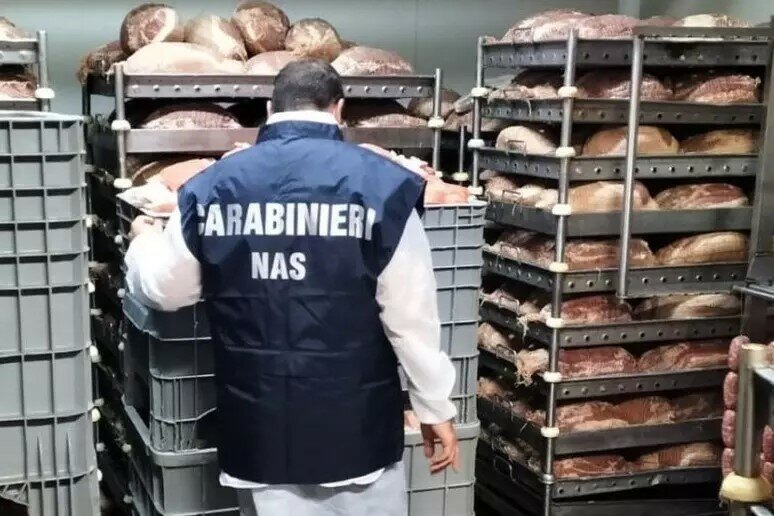 Clienti finiscono in ospedale: chiuso ristorante