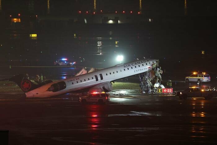 Scontro aereo-camion dei pompieri sulla pista dell'aeroporto: 2 morti