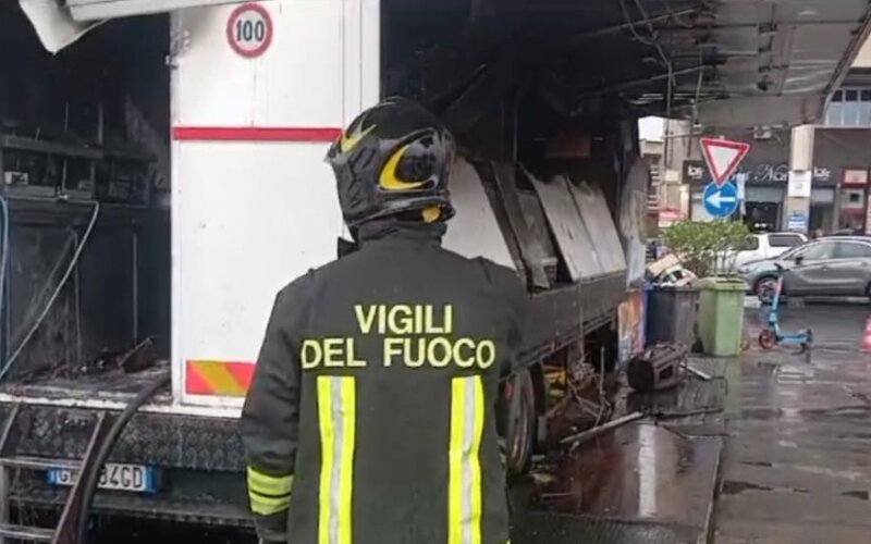 Catania, in fiamme camion dei panini