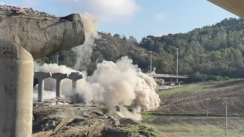 Esplode il vecchio viadotto