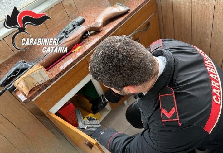 Caccia al tesoro in una casa di Pedara: la coppia crolla