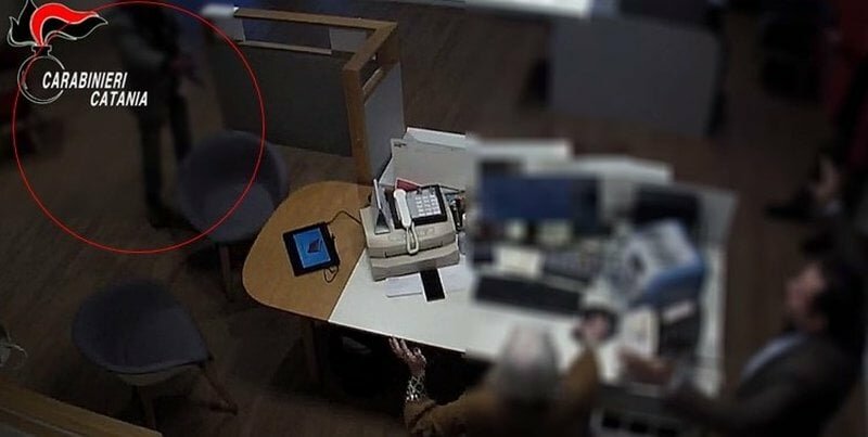 "Voglio i soldi, non chiamate i carabinieri o moriamo"