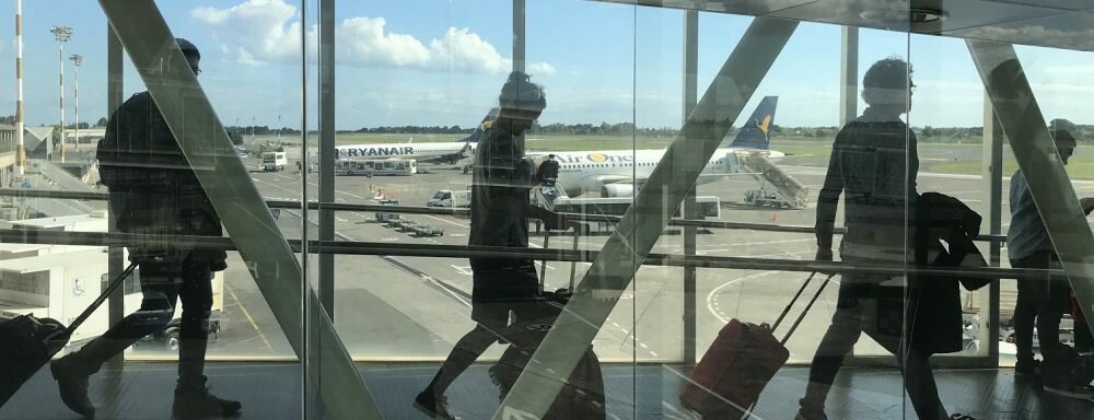 Occhiali, dolci e trucchi: razzia prima dell'imbarco