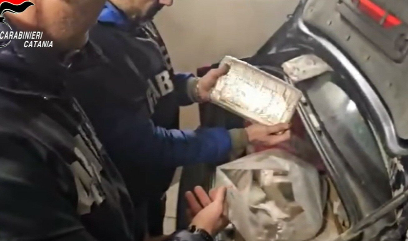Catania: in auto 30 kg di droga, tradito dal portaocchiali
