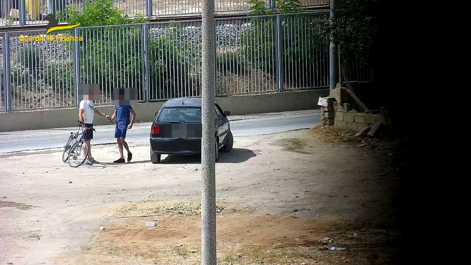 Market della droga con domicilio: 8 arresti