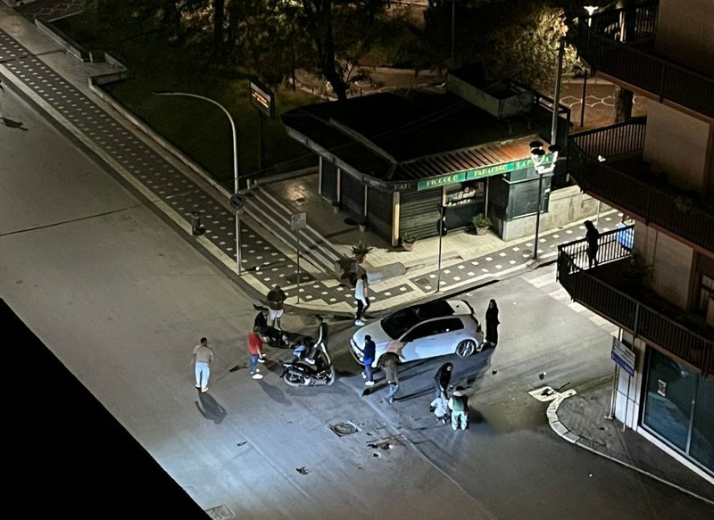 Con lo scooter travolto da un'auto: muore 16enne