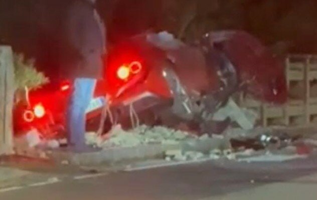 La Ferrari si schianta al lungomare: due feriti