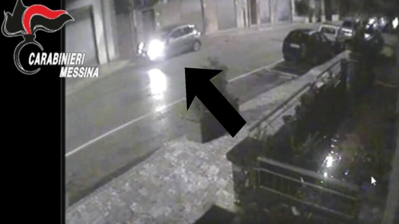 Acquista in gioielleria e lascia entrare i rapinatori