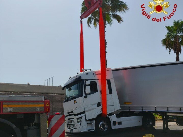 Incidente alla zona industriale: tir pieno di sale sollevato con la gru