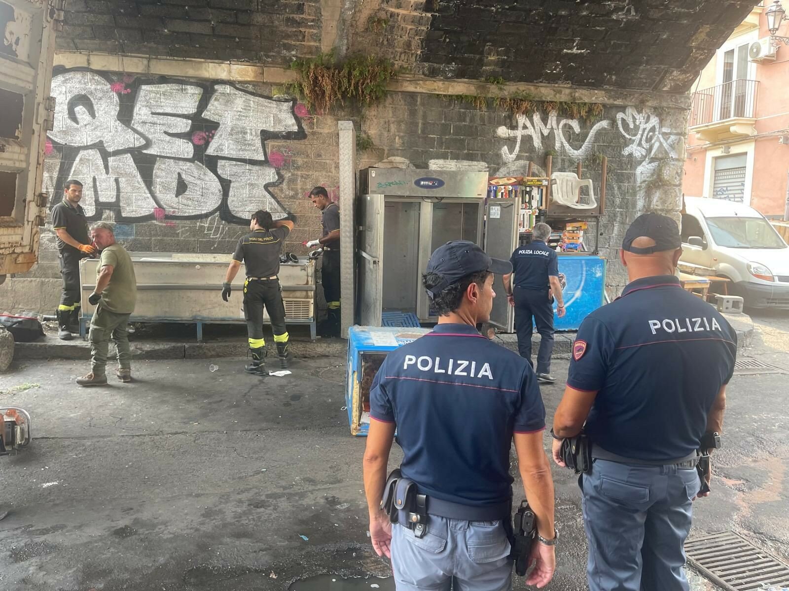 Arredi e frigoriferi in strada: blitz alla pescheria Arredi e frigoriferi in strada: blitz alla pescheria