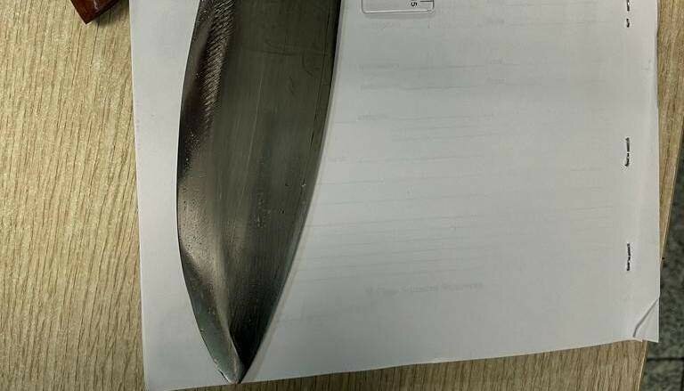 A Catania la viaggiatrice col mega coltello