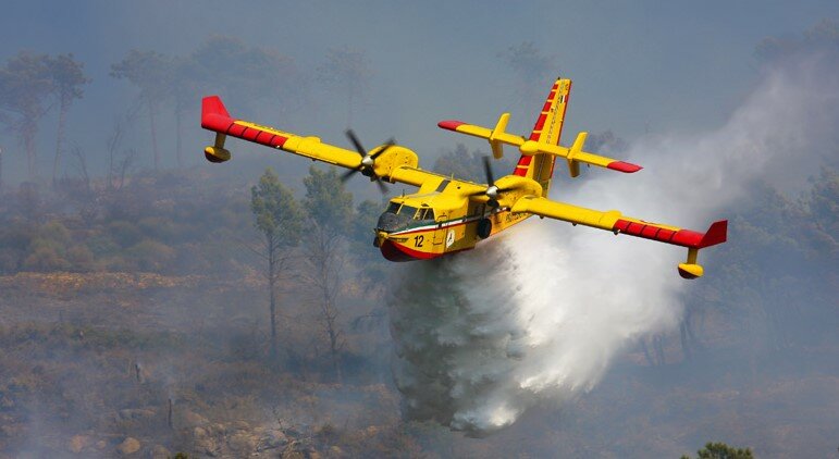 Incendio su Monte Iato, canadair in azione Incendio su Monte Iato, canadair in azione