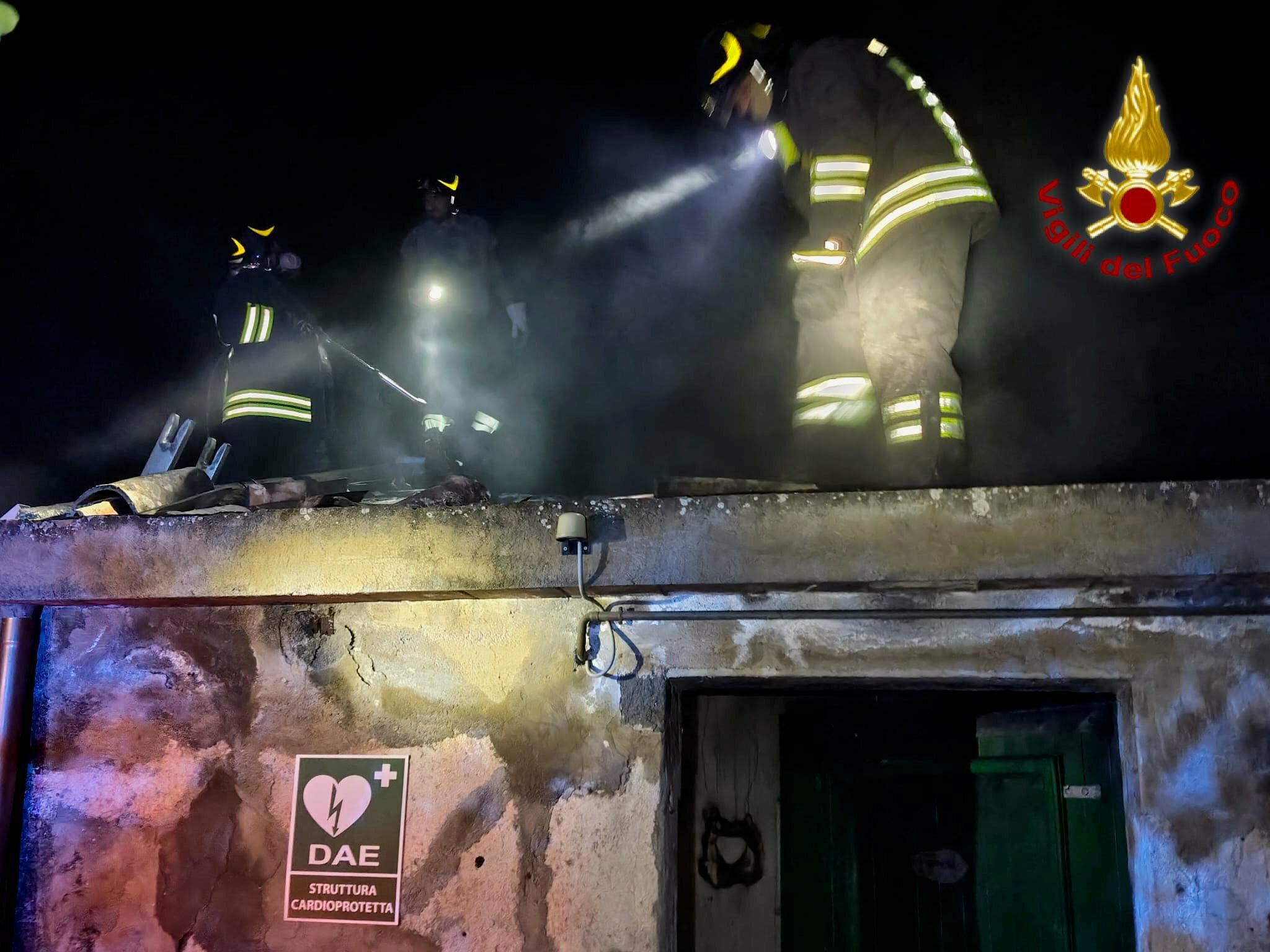 Fiamme nella riserva di Fiumefreddo: a fuoco il tetto di due edifici