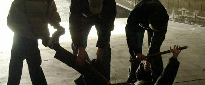 Aggressione omofoba: coppia presa a calci e pugni