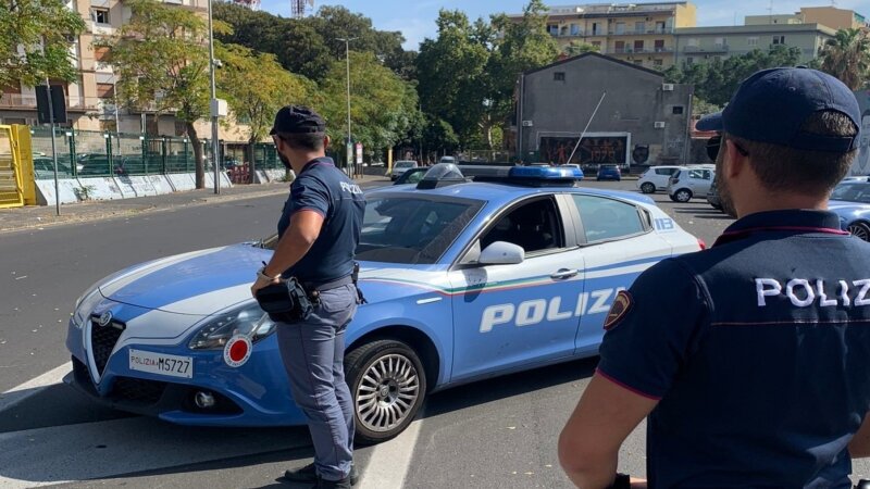 Donna chiede aiuto ai poliziotti da auto in corsa