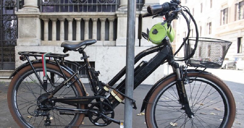 Rubano bici in piazza Europa: presi 2 fratelli