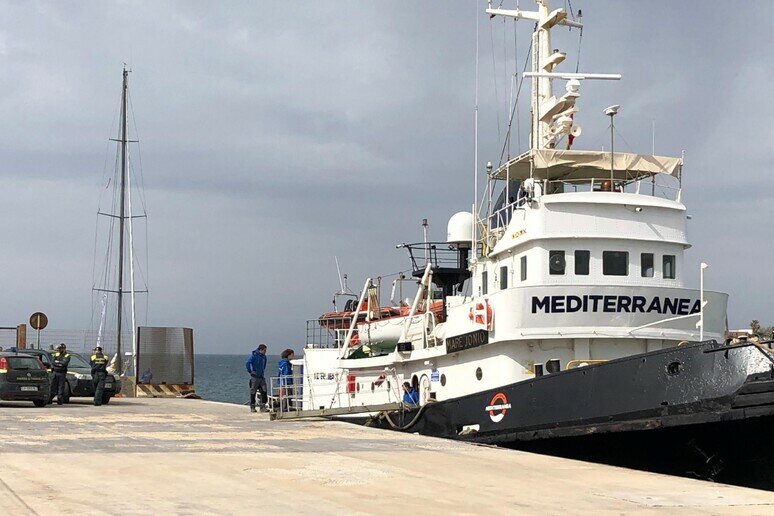 Fermo e multa da 10 mila euro per la Mare Jonio