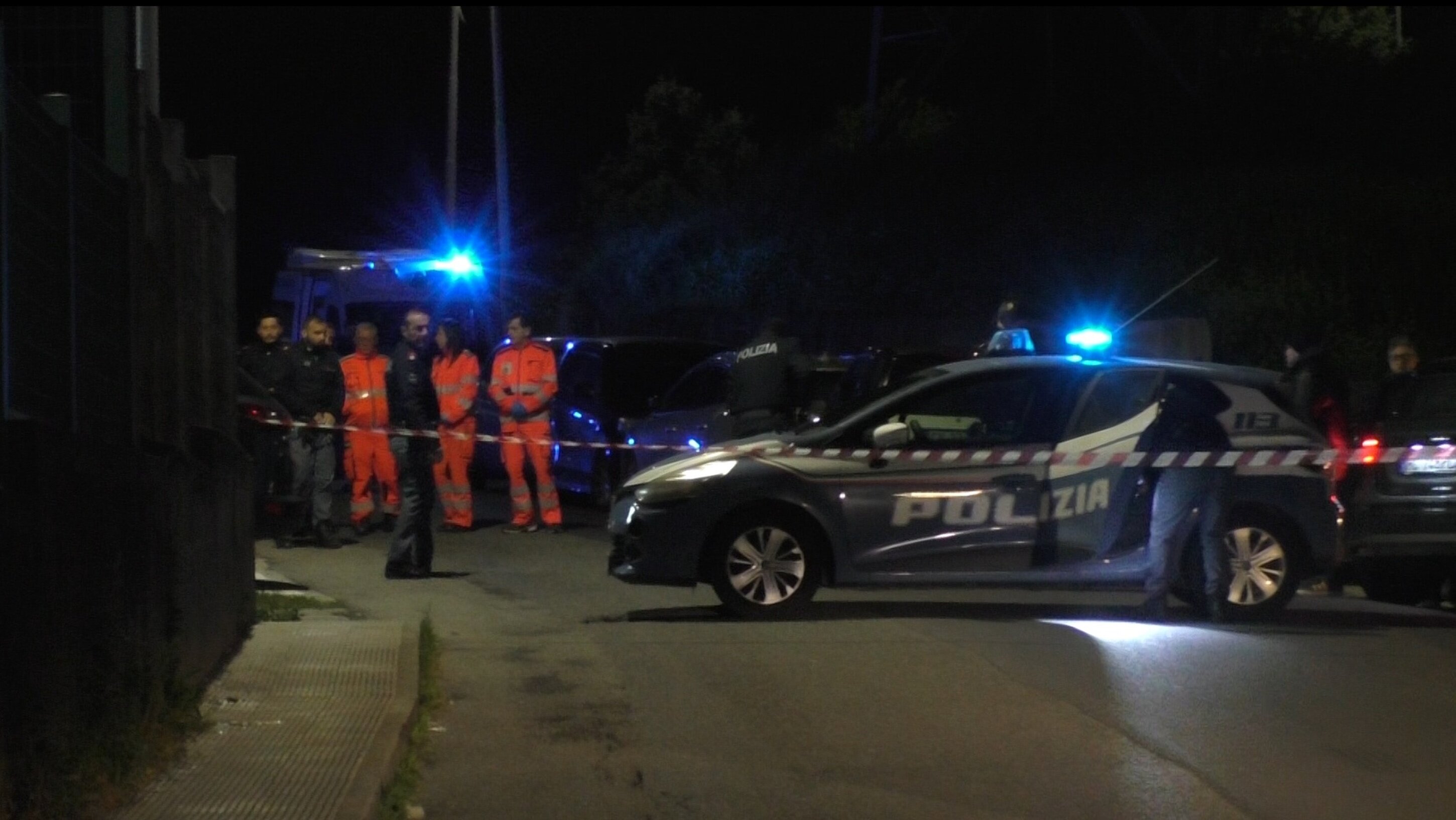 Si lancia dalla finestra con i 3 figli piccoli, sopravvive solo una bimba